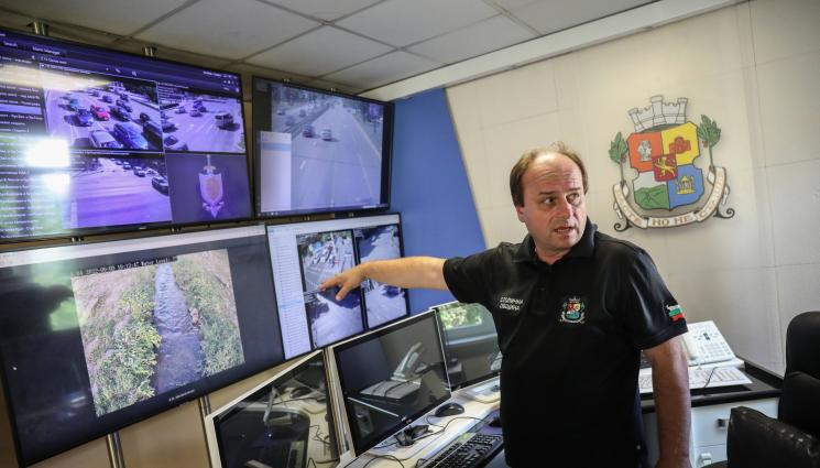 a - Безпилотни самолети дебнат реките на София