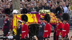 Хиляди хора които искат да отдадат почит на британската кралица