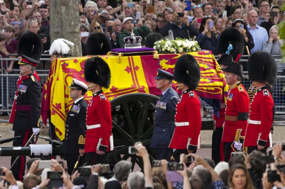 Хиляди хора, които искат да отдадат почит на британската кралица