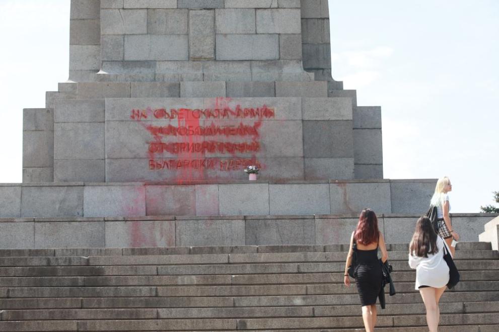 Паметникът на Съветската армия в центъра на София отново е