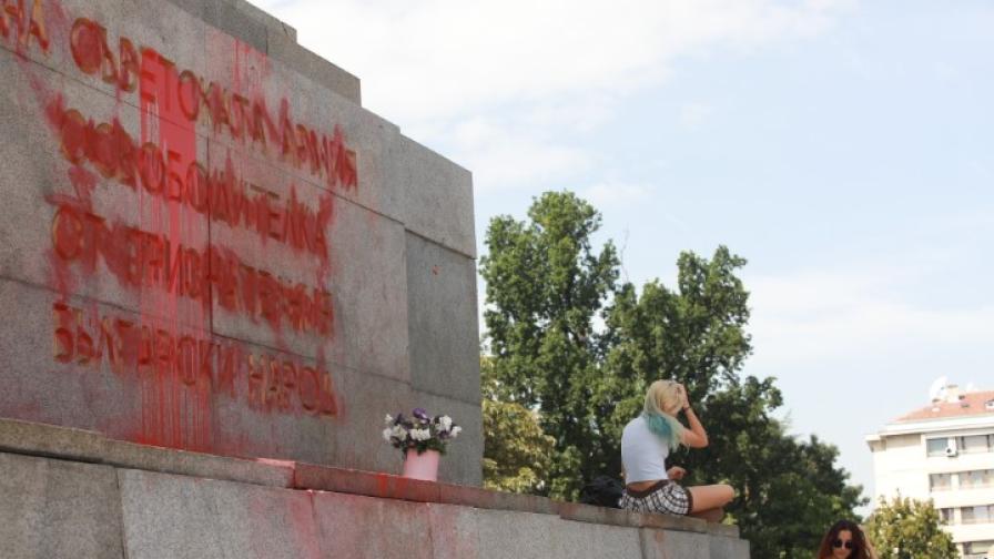 Паметникът на Съветската армия отново беше надраскан