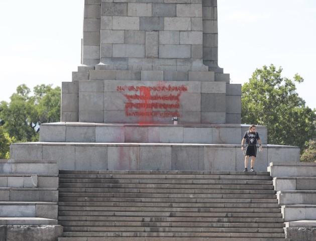 Паметникът на Съветската армия отново беше надраскан