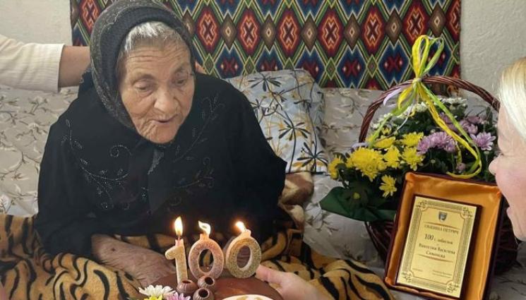 столетница Вангелия Симонска - ЗЛАТНО ВРЕМЕ: Столетница пя народни песни на гостите си