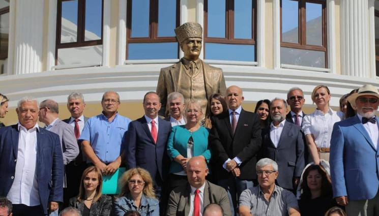 УниБИТ - Учени от 5 държави обмениха знания и почетоха паметта на кралица Елизабет II