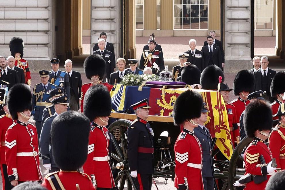  Принц Уилям заравяне кралицата 