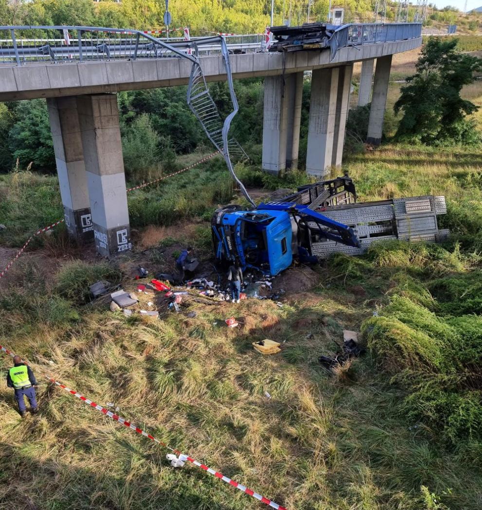 Почина шофьорът на падналия автовоз край пътен възел „Даскалово ...