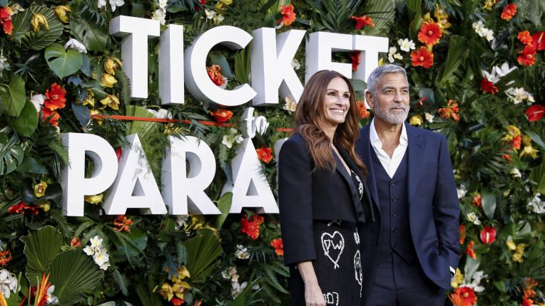  Джулия Робъртс и Джордж Клуни на премиерата на „ Билет до парадайса “ 