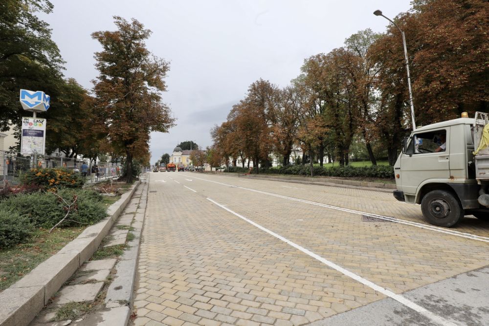 С пълна сила продължава пренареждането и подмяната на жълтите павета пред сградата на Народното събрание. Столична община ще подмени също и плочките по тротоарите, както и осветлението. Ще бъдат извършени още канализационни дейности и зелените площи ще бъдат облагородени