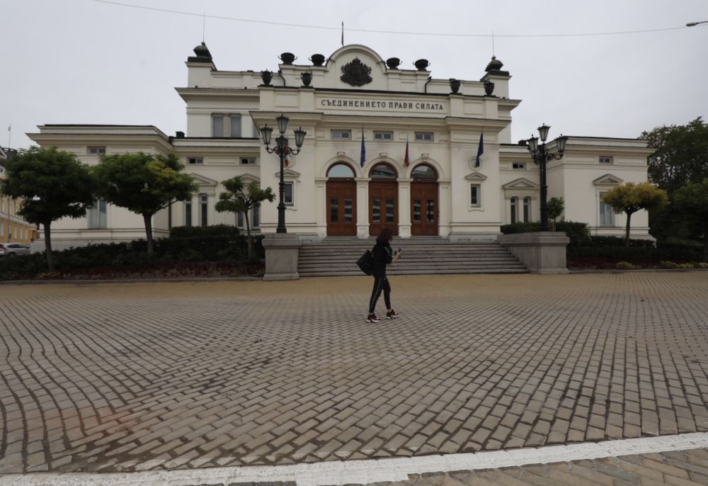 С пълна сила продължава пренареждането и подмяната на жълтите павета пред сградата на Народното събрание. Столична община ще подмени също и плочките по тротоарите, както и осветлението. Ще бъдат извършени още канализационни дейности и зелените площи ще бъдат облагородени