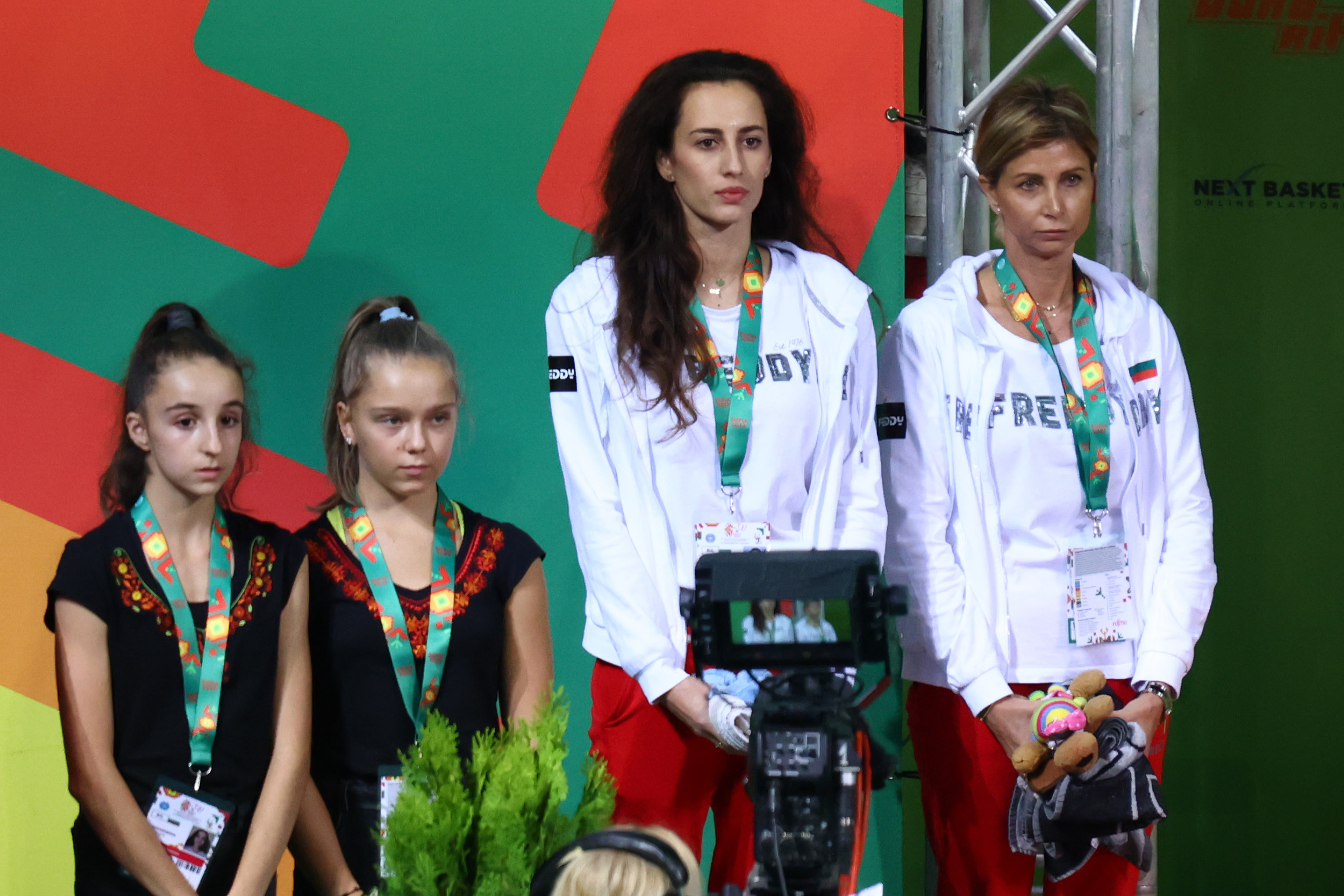 <p>Ансамбълът на България спечели златния медал в многобоя и олимпийска квота за Игрите в Париж 2024 на Световното първенство по художествена гимнастика в &quot;Арена Армеец&quot; в София</p>