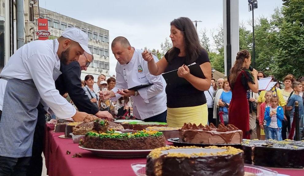 Осемнайсет любители сладкари се включиха в първия фестивал на тортата