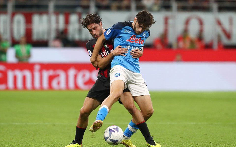 Милан и Наполи играят при резултат 0:1 в голямото дерби на