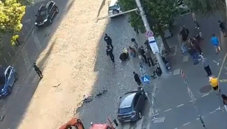 катастрофа - ВОЙНАТА ПО ПЪТИЩАТА: Млада шофьорка помете велосипедисти в центъра на София. Сред пострадалите е дете