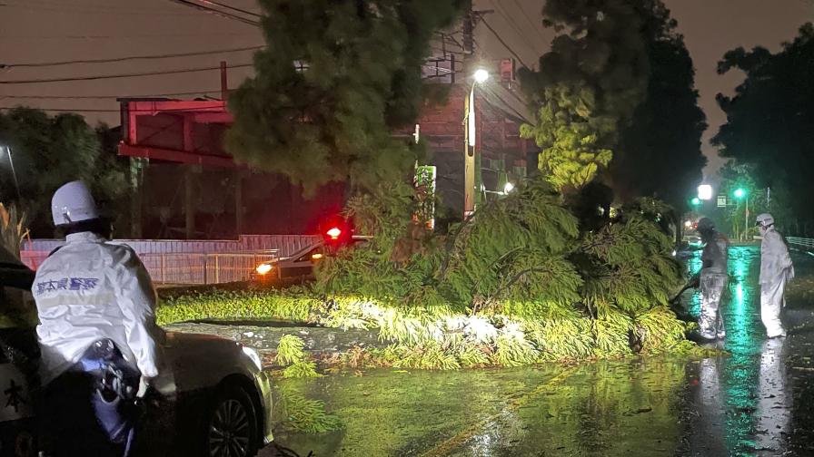 Мощен тайфун връхлетя Япония и рани десетки хора