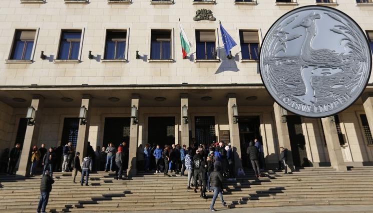 а - ТЪЛПА: Десетки на опашка пред БНБ заради сребърната монета „Голям гмурец“ (СНИМКИ)