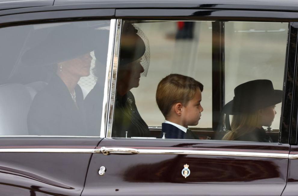  Англия се сбогува с най-дълго управлявалия монарх кралица Елизабет Втора 