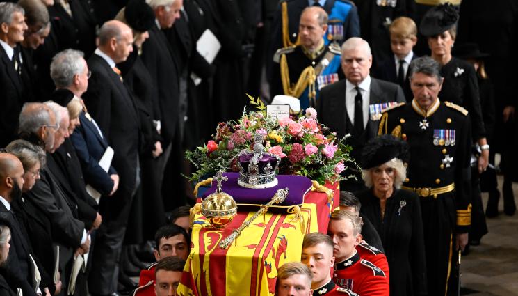 Елизабет - ЗАВЪРШИ ПРОЩАВАНЕТО С ЕЛИЗАБЕТ II: Погребаха кралицата в замъка „Уиндзор