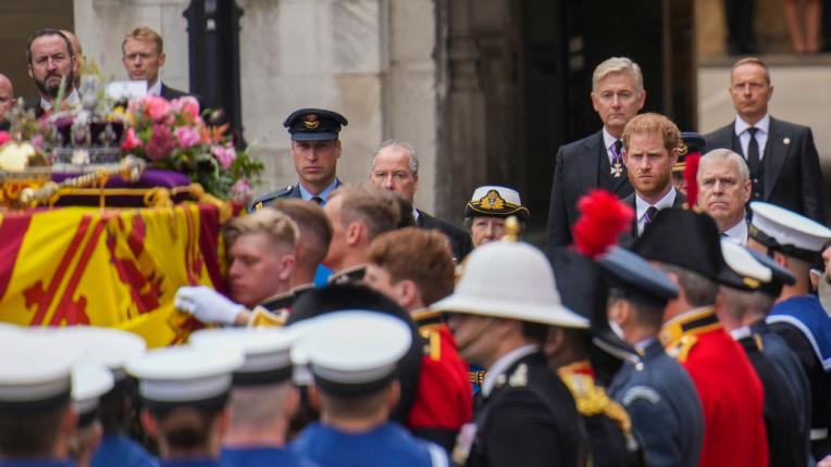 Принц Уилям и Хари отново заедно на погребението на кралицата