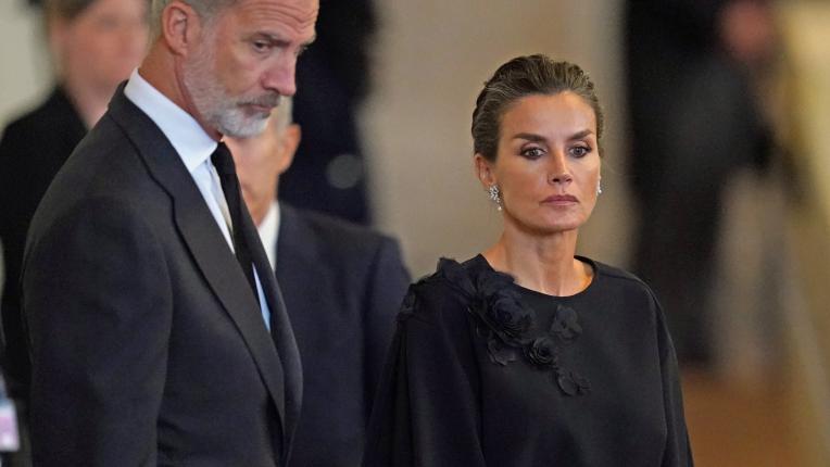 Испанското кралско семейство в Лондон за погребението на кралица Елизабет