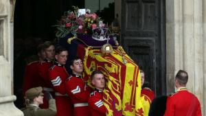 Погребваха кралица Елизабет Втора Кралицата е погребана до покойния си съпруг