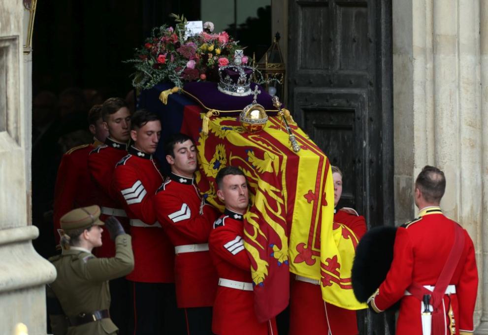 Погребват кралица Елизабет Втора до покойния ѝ съпруг принц Филип.