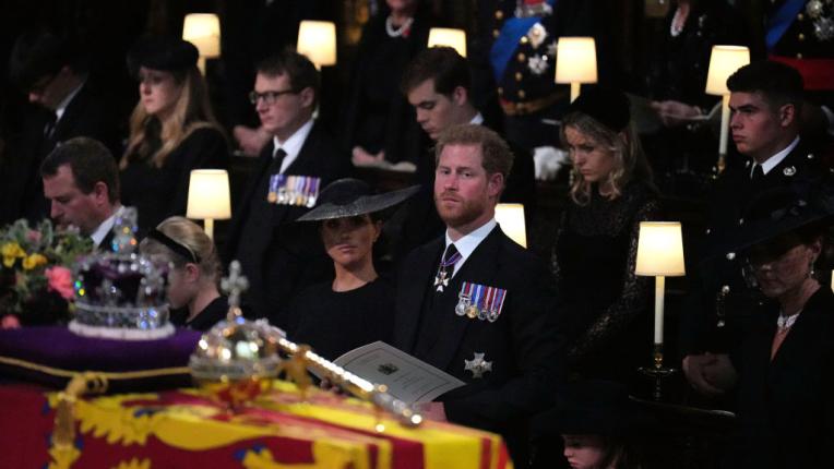  Уилям, Кейт, Хари и Меган дружно на службата в чест на кралицата 