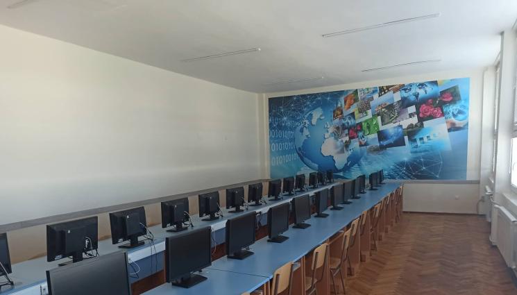 компшютри - Гимназисти правят сами компютрите си