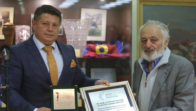 бадминтон - В бадминтона честват 55-годишнината на спорта и 80-годишния юбилей на проф. д-р Пюзант Касабян