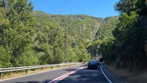 Екипи на Областно пътно управление в Благоевград възстановяват колчетата ограничаващи