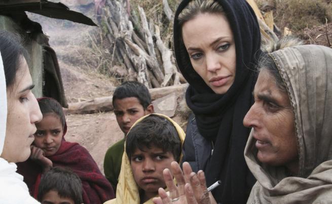 Анджелина Джоли посети най-засегнатите райони в Пакистан