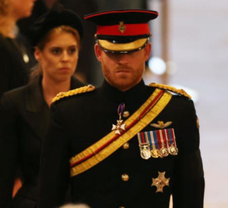 Униформите носени от членовете на кралското семейство за погребението на