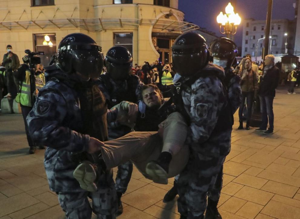 Близо 1200 души бяха задържани в Русия при протести срещу