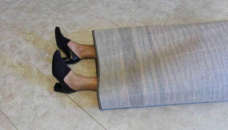 труп в килим - ТРИЛЪР: Мъж крил труп на жена 5 месеца