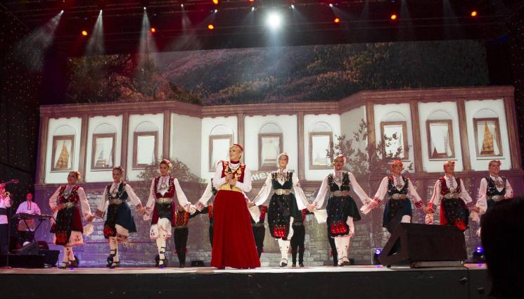 Николина Чакардъкова - Николина Чакърдъкова пред