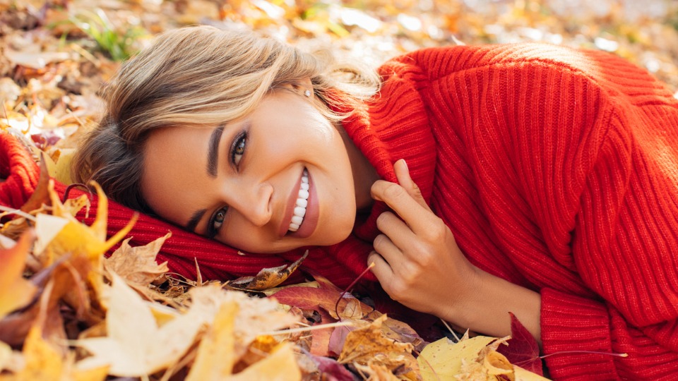 жена есен усмивка щастие природа листа