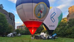В небето над Белоградчишките скали втори ден летят разноцветни топловъздушни