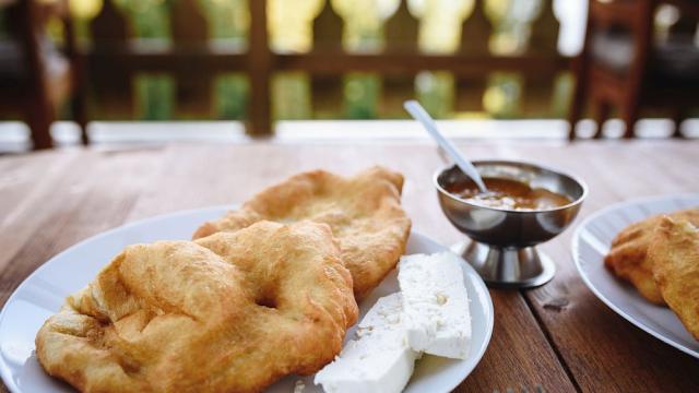 Топ рецепта за мекици - пухкави, златисти и неустоимо вкусни