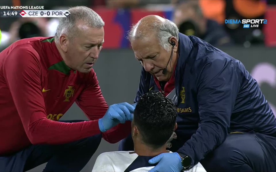 Кристиано Роналдо получи тежък удар в 13-тата минута след сблъсък