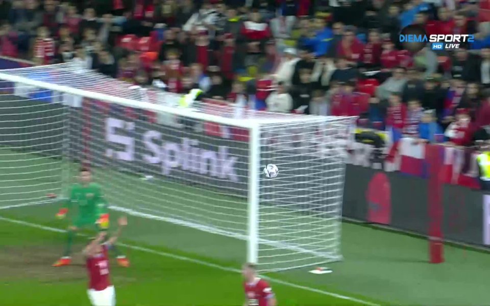 В 83-тата минута Кристиано Роналдо отклони добре с глава в