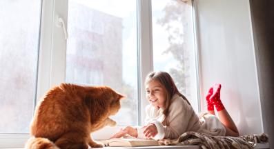 Котка и дете