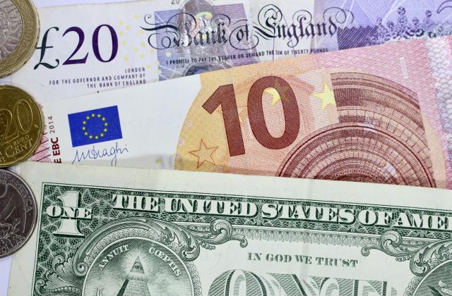Еврото потъна до нов 20-годишен минимум спрямо долара през изминалата
