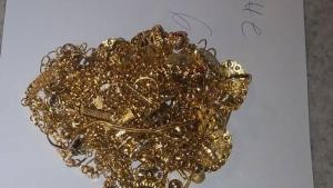 Митническите служители задържаха 981 75 грама златни накити укрити в кутии