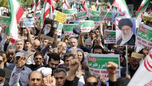 Разтревожени родители протестираха вчера в иранската столица Техеран и други