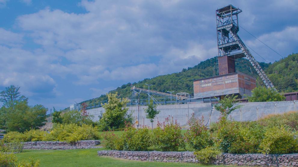  Българската минно-геоложка камара открои Дънди Прешъс Металс Челопеч като първенец в две категории на годишните награди на минерално-суровинния отрасъл., Няма по-ценна инвестиция от тази в здраве и сигурност. Това поверие управлява минно-добивната компания Дънди Прешъс Металс в дейностите на двете й предприятия в България. Откроени като съществена полезност, здравето, сигурността и благополучието на чиновниците са основни за минната компания, която слага своите хора в центъра на своя триумф., От началото на индустриалната си активност в България през 2004 година регистрират стратегическото значение и въздействието на екологичните, обществени и управнически въпроси за триумфа на бизнеса им., Като почитатели на правилото, че съумява този, който прави положително, построяват и развиват компанията с убеждението, че триумфът в минния отрасъл зависи от това всички страни, повлияни от и участващи в индустриалните действия, да бъдат част от един екип., Българската минно-геоложка камара открои Дънди Прешъс Металс Челопеч като първенец в две категории на годишните награди на минерално-суровинния отрасъл, за които сдружението получи самопризнание - Здраве и сигурност за реализиране на нулев трудов травматизъм през 2021 година, удостоверено с документ от Националния застрахователен институт и Награда за грижа за природата за липса на нарушавания и наказания във връзка със съблюдаване на екологичните правила през 2020 година, удостоверено с документ от Регионална инспекция за опазване на околната среда., С еволюцията и развиването на новите правила на вложение, където екологичните, обществени и управнически въпроси играят водеща роля, Дънди Прешъс Металс затвърждава лидерското си място в минния отрасъл както в България, по този начин и в международен мащаб. Доказателство за това са позитивните рейтинги на компанията от от ден на ден организации, които вършат оценка по тези параметри., Като компания, която е напълно ангажирана да обезпечи здравето и сигурността на всички свои чиновници и подизпълнители, работещи на териториите на сдруженията, премията за здраве и сигурност е с изключителна тежест. Най-важният приоритет в работата ни е сигурността и всекидневно поставяме условия в тази посока. Грижата за околната среда също има неотлъчно значение за сигурността както на чиновниците, по този начин и на общността. Благодарен съм на нашите сътрудници и сътрудниците ни подизпълнители, които с отговорност и ангажираност обезпечават своята и на екипите си  сигурност и се стремят да извършват условията за чиста околна среда. Нека продължаваме и отсега нататък безаварийно и с грижа! - сподели изпълнителният шеф на българските сдружения на Дънди Прешъс Металс., Една от положителните интернационалните практики, която се ползва в сдружението, е поредност от златни правила. Те имат за цел посредством фокусиране върху най-важните аспекти в работата да обезпечат по-безопасна и сигурна работна среда. Периодичното освежаване на разпоредбите посредством образование и от време на време им преразглеждане подкрепят съответно да се адресират разпознатите опасности. Правилата важат за всички чиновници на Дънди Прешъс Металс, за компаниите, с които имат взаимна работа, както и за посетителите на сдруженията. Тези Златни правила се утвърждават като една от най-стабилните основи за триумфа в областта на сигурността. 