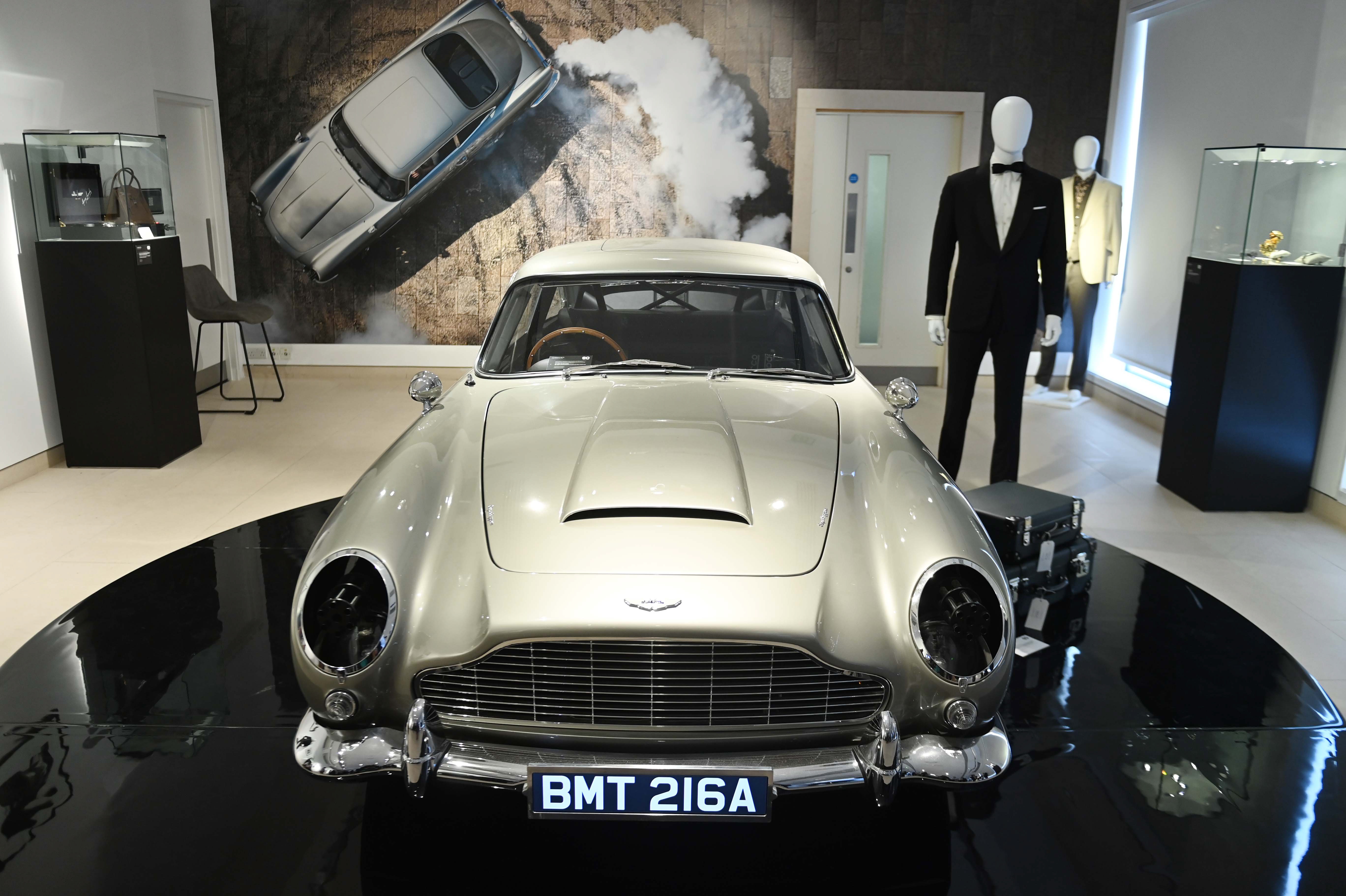 Джеймс Бонд