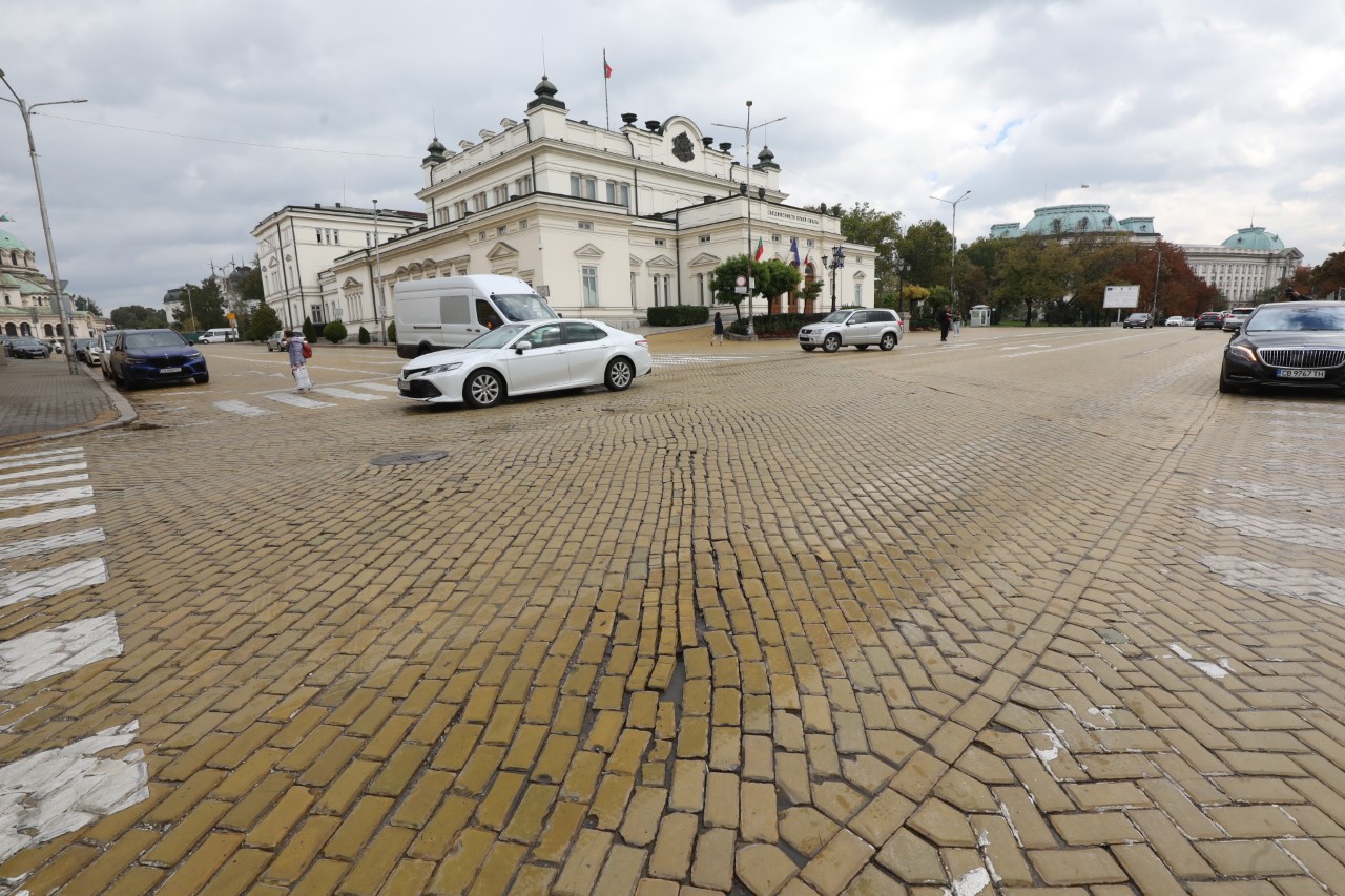 <p>Само десет дни след отварянето на участък от ремонта на жълтите павета в центъра на столицата се забелязват значителни разминавания и проблеми. Участъкът беше затворен от края на юли заради пренареждане и подмяна на жълтите павета.</p>