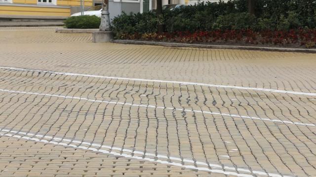 Как изглеждат жълтите павета пред Народното събрание след ремонта за милиони (ГАЛЕРИЯ)