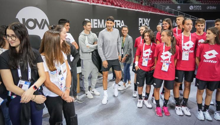 Григор Димитров - Гришо зарадва децата-подавачи на топки, посети ги неочаквано по време на работа в залата