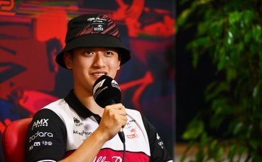 Китайският пилот от Формула 1 Гуаню Джоу удължи контракта си