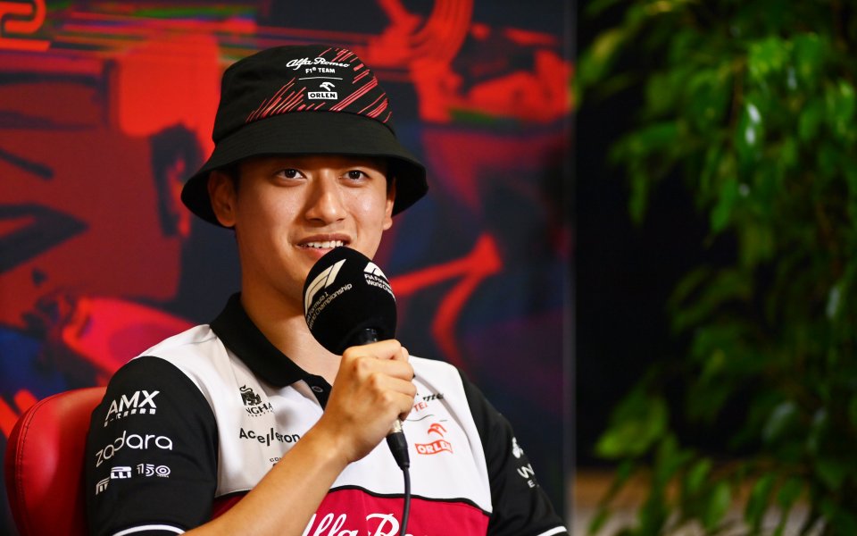 Китайският пилот от Формула 1 Гуаню Джоу удължи контракта си